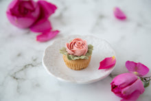画像をギャラリービューアに読み込む, 香るバラのカップケーキ
